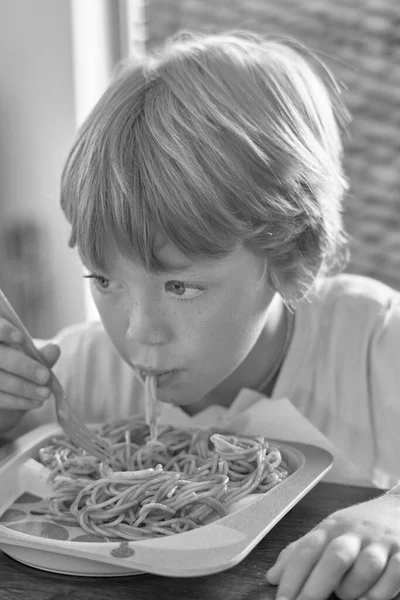 Anos Idade Sexo Masculino Criança Comer Espaguete Com Molho Tomate — Fotografia de Stock
