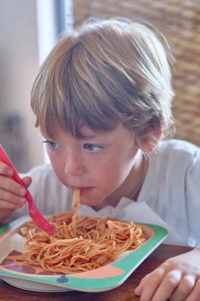 Gammal Pojke Äter Spaghetti Med Tomatsås — Stockfoto