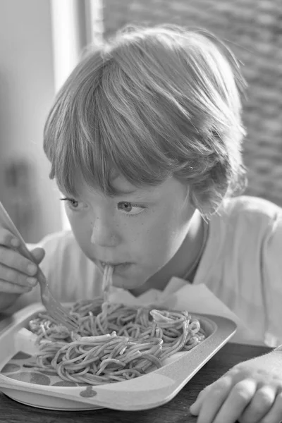 Gammal Pojke Äter Spaghetti Med Tomatsås — Stockfoto