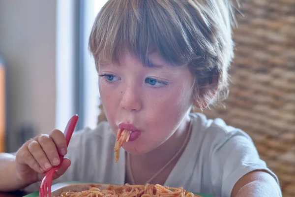 Niño Años Comiendo Espaguetis Con Salsa Tomate —  Fotos de Stock