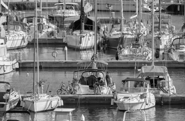 意大利 西西里 地中海 拉古萨港 拉古萨省 2021年9月24日 港口内的人员和豪华游艇 Editorial — 图库照片