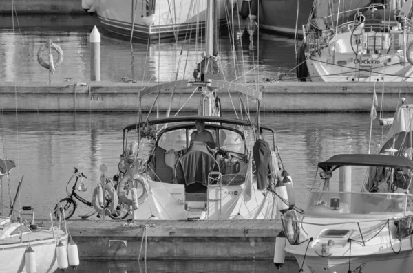 Italien Sicilien Medelhavet Marina Ragusa Ragusaprovinsen September 2021 Man Segelbåt — Stockfoto