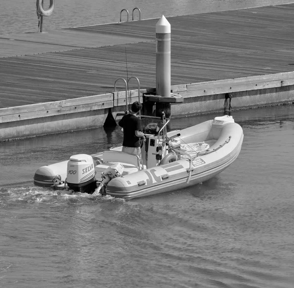 Italien Sicilien Medelhavet Marina Ragusa Ragusaprovinsen September 2021 Man Gummibåt — Stockfoto