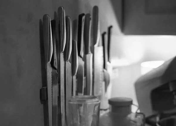 厨房墙上的刀片 — 图库照片