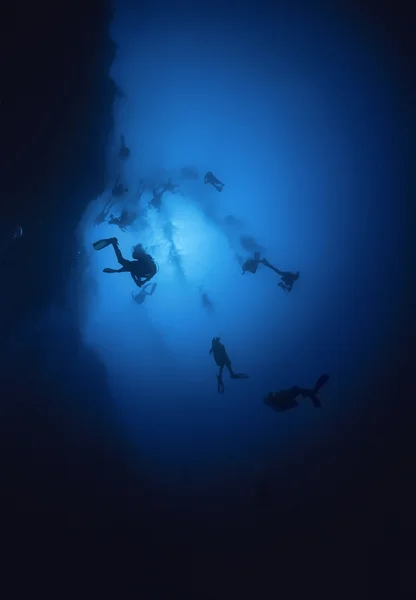 Tieftauchgang im Blauen Loch von Belize — Stockfoto