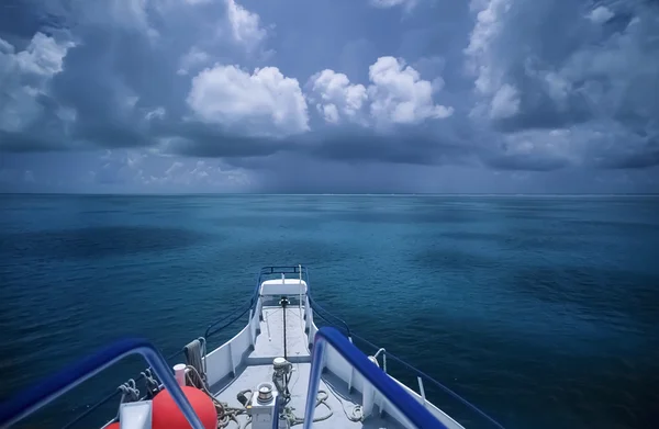 Vista del arrecife de coral desde un yate de lujo — Foto de Stock