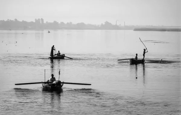 Pêcheurs locaux sur leurs bateaux en bois — Photo