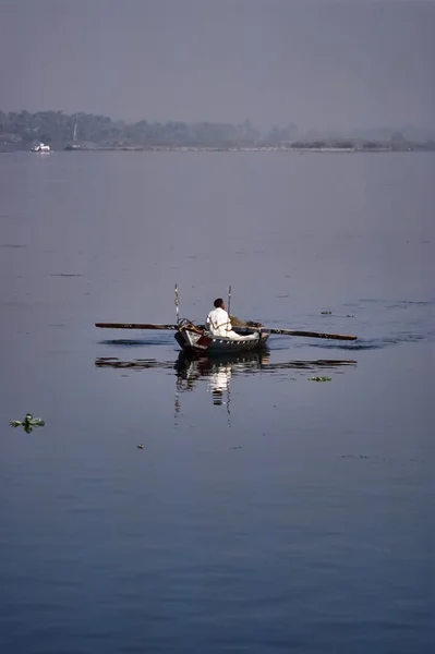 Pêcheur local sur son bateau en bois — Photo