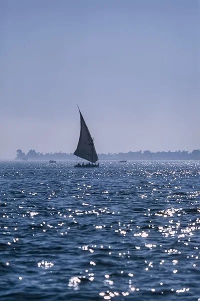 Τοπικών ψαράδων στις βάρκες τους ξύλινα — Φωτογραφία Αρχείου