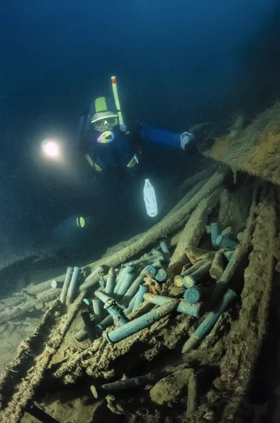 Duiker en kanon opsommingstekens in een gezonken schip in de Adriatische Zee — Stockfoto