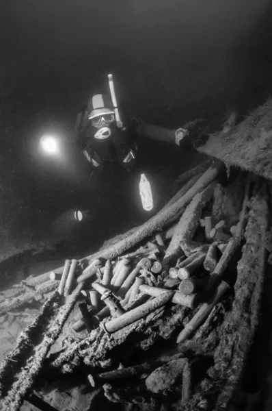 Diver och kanon kulor i ett sjunket fartyg i Adriatiska havet — Stockfoto