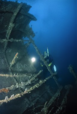 Dalgıç ve batık gemi