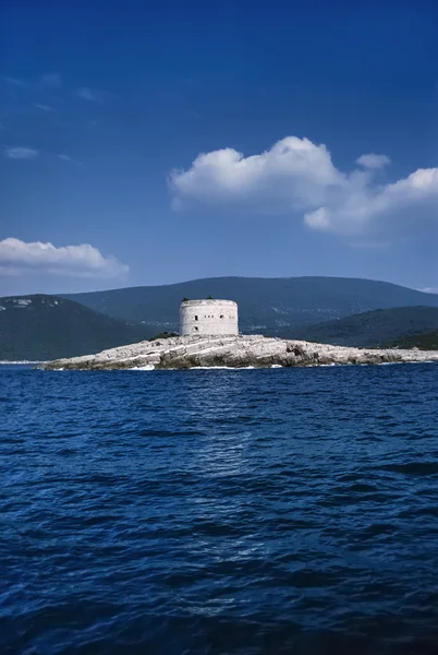 Coastline e vecchio rimorchio Saracino — Foto Stock