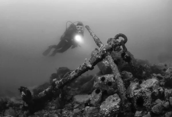 Mergulhador e âncora de navio velho — Fotografia de Stock
