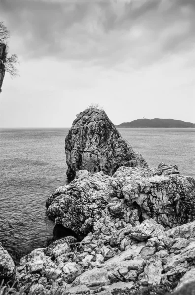 スヴェティ近くの岩の多い海岸線ステファン島します。 — ストック写真