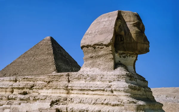 Sphinx och cheops pyramid — Stockfoto