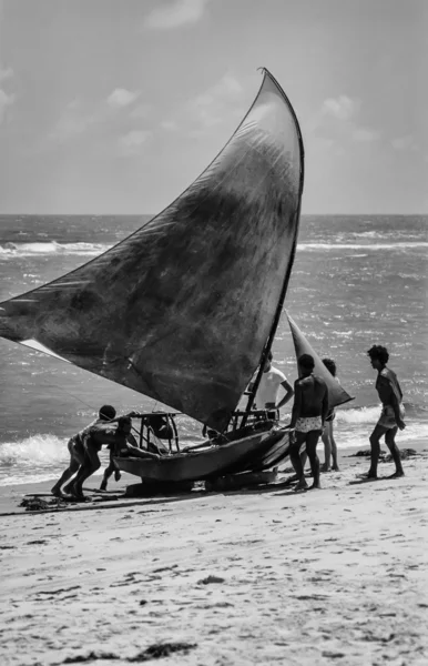 Mensen ophalen boot op strand — Stockfoto