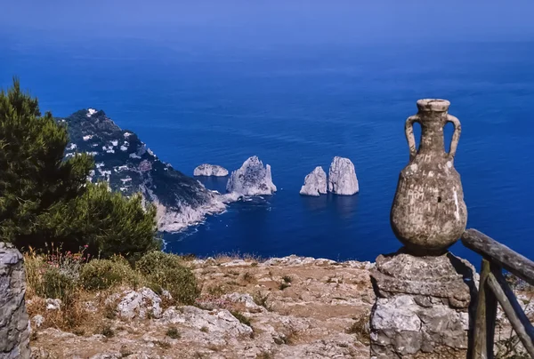 Vue sur l'île et les rochers Faraglioni — Photo