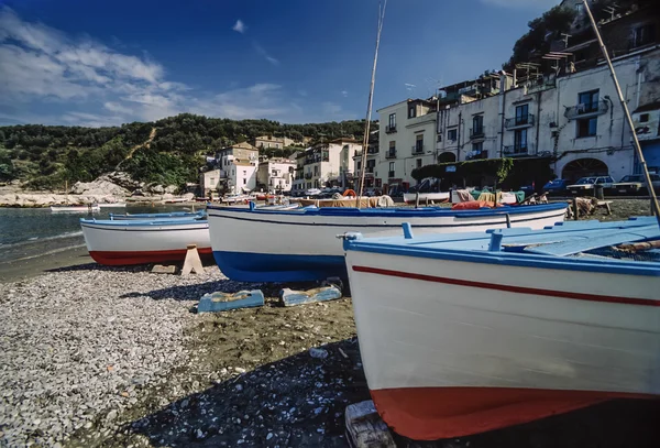 Bateaux de pêche en bois à terre sur la plage — Photo