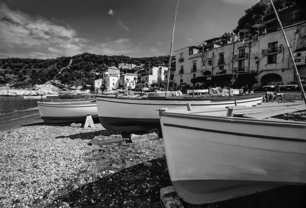 Barche da pesca in legno a terra sulla spiaggia — Foto Stock