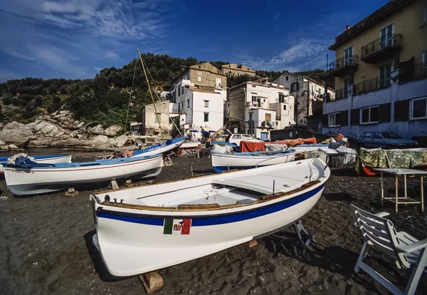 Barche da pesca in legno a terra sulla spiaggia — Foto Stock