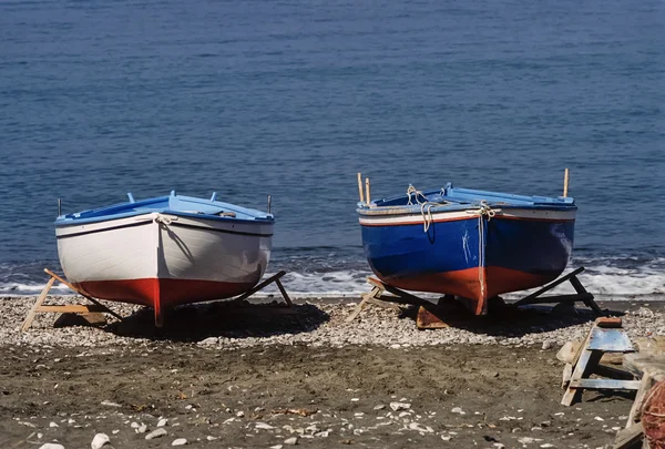 Wooden fishing boats ashore on the beach — Stock Photo, Image