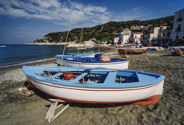 Barche da pesca in legno a terra sulla spiaggia — Foto Stock