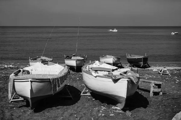 Wooden fishing boats ashore on the beach — Stock Photo, Image