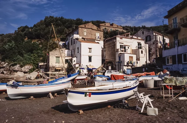 Barche da pesca in legno a terra sulla spiaggia — Foto Stock