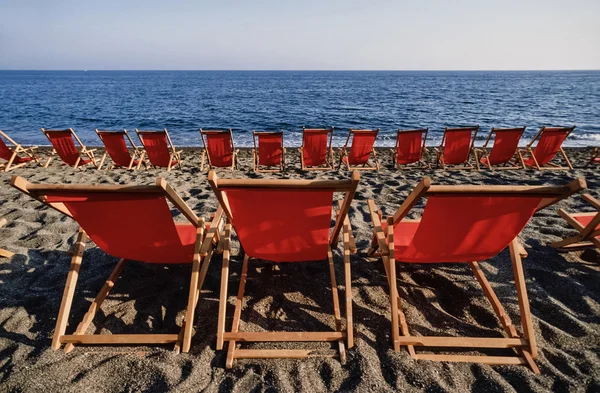 Cadeiras de convés na praia — Fotografia de Stock