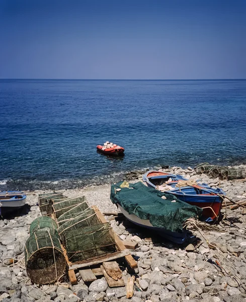 Деревянные рыбацкие лодки и рыболовные ловушки на берегу — стоковое фото