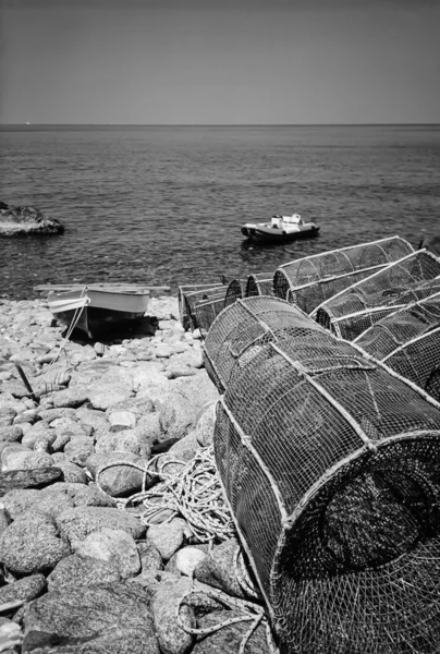 Barcos de pesca de madeira e armadilhas de peixe em terra — Fotografia de Stock