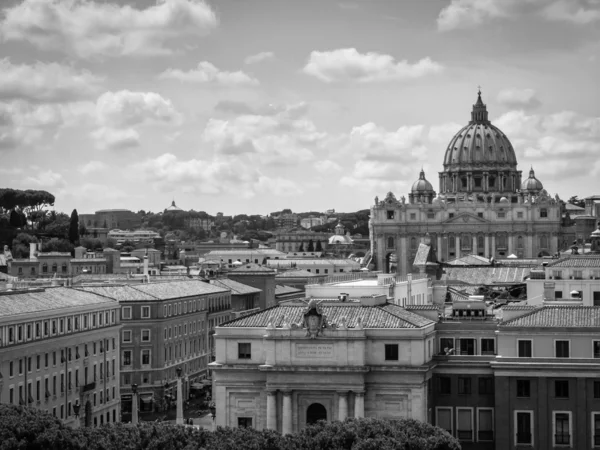 意大利，罗马，圣伯多禄大教堂的圆顶 — 图库照片