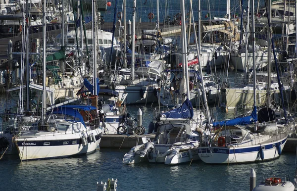 Luxe jachten in de jachthaven — Stockfoto