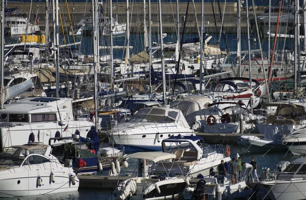 Lyxbåtar i hamnen — Stockfoto