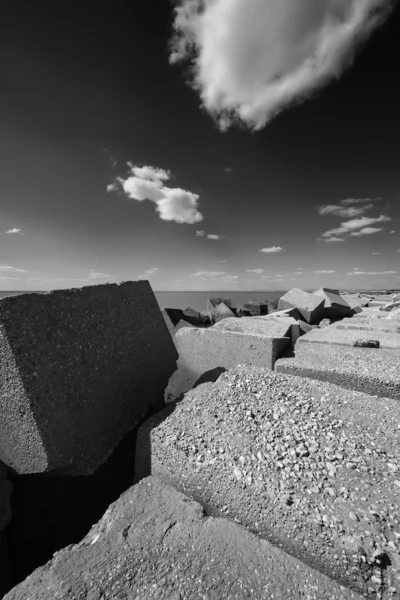 Betonblöcke außerhalb des Hafens — Stockfoto