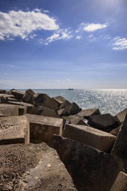 Bağlantı noktası dışında Balıkçılık Tekne ve beton bloklar