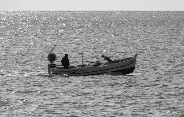 Rybář na dřevěné rybářské lodi — Stock fotografie