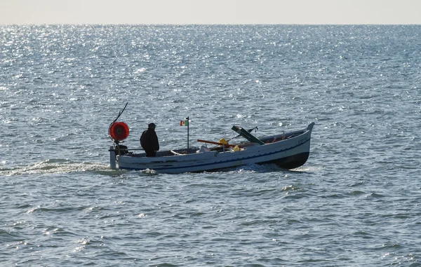 Visser op zijn houten vissersboot — Stockfoto