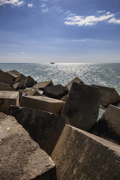 Bağlantı noktası dışında Balıkçılık Tekne ve beton bloklar — Stok fotoğraf