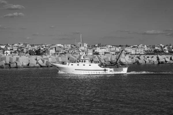 Barca da pesca in legno che entra nel porto — Foto Stock