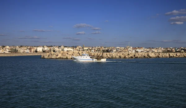 Wooden fishing boat entering the port — Stock Photo, Image