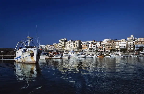 Barche da pesca nel porto — Foto Stock