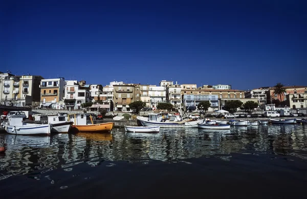 Barche da pesca nel porto — Foto Stock