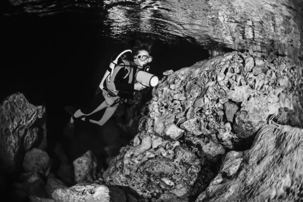 Прыжки в пещеры — стоковое фото