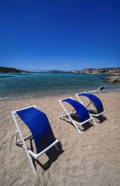 Rüzgarlı bir gün plajda şezlonglar