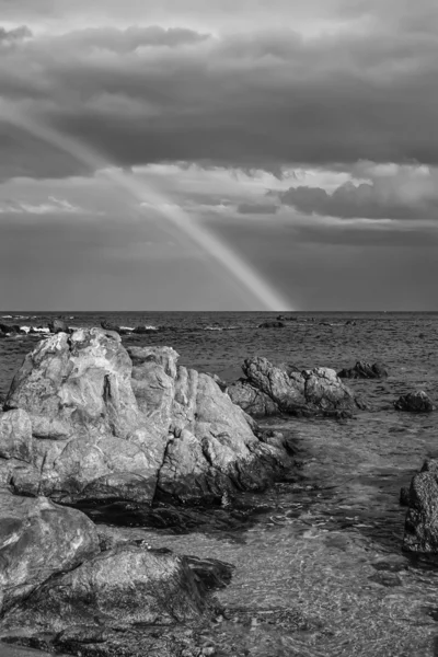 Sardenha, costa rochosa e um arco-íris — Fotografia de Stock