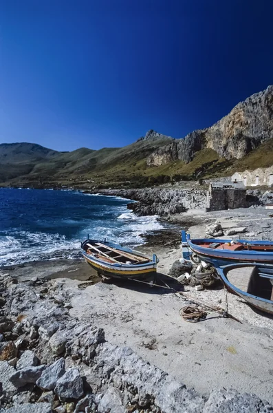 Barcos pesqueros de madera en la antigua fábrica de atún — Foto de Stock