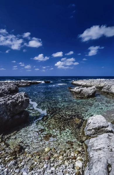 Sisilian kivinen rannikko — kuvapankkivalokuva
