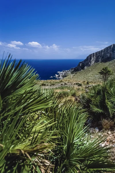 Siciliaanse rotsachtige kustlijn — Stockfoto